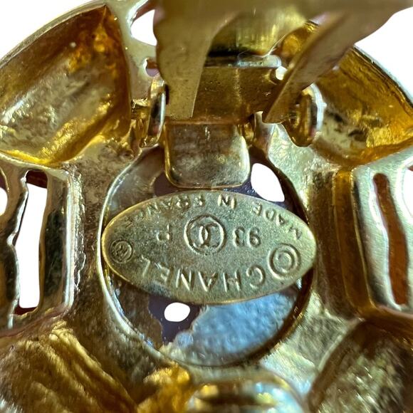 CHANEL Vintage CC Round Button Faux Pearl Clip-On Earring - Picture 5 of 10